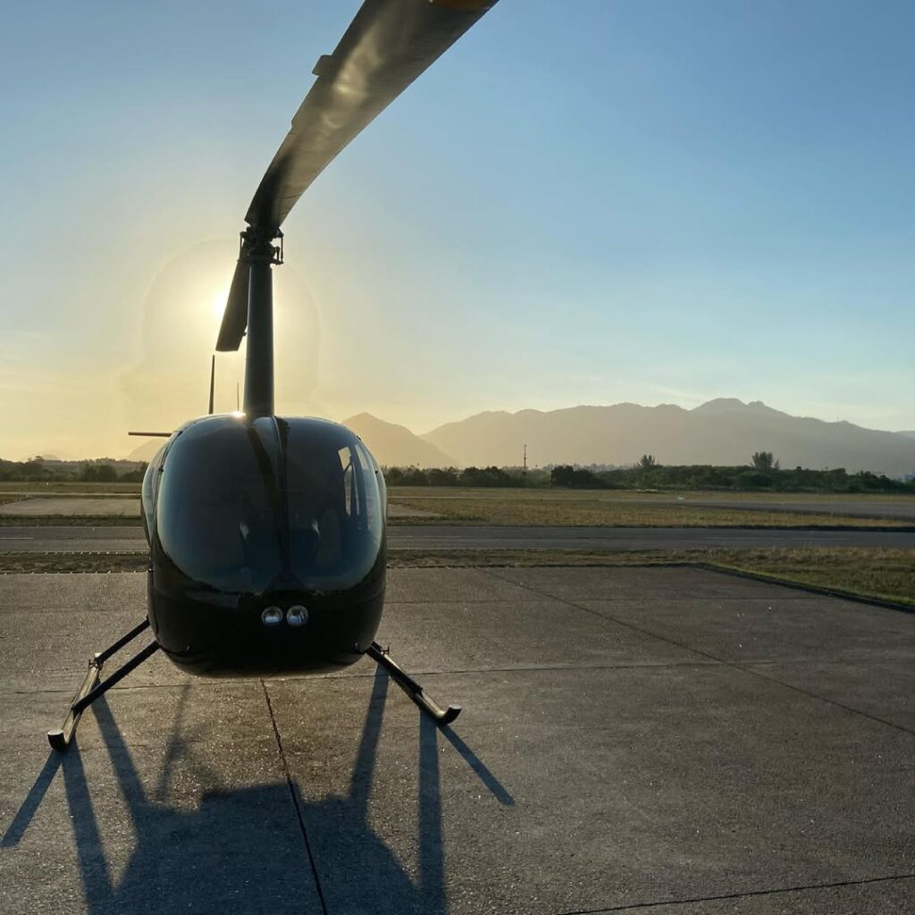 Helicóptero Robinson R44 usado com segurança no passeio de helicóptero Rio
